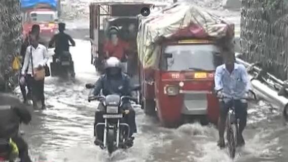 સુરતઃ પ્રિ-મોનસૂન કામગીરી નિષ્ફશ, સામાન્ય વરસાદમાં વાહન ચાલકો મુશ્કેલીમાં મુકયા