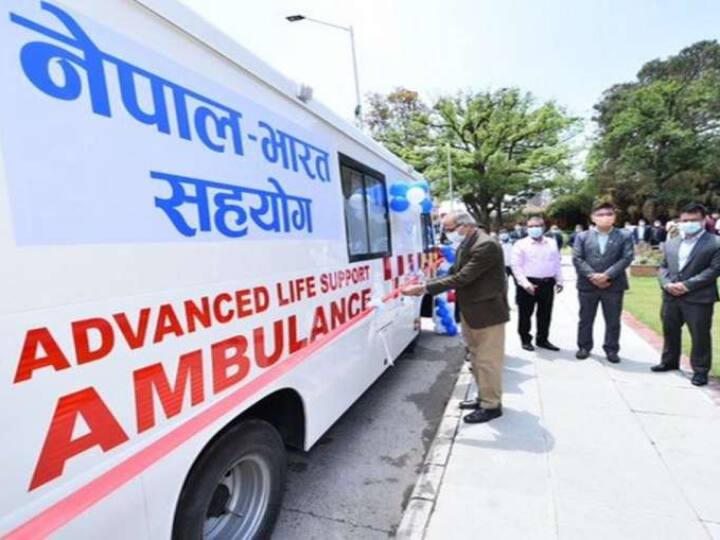India gifted 75 ambulances and 17 school buses to Nepal in Alliance Ambassador Naveen Srivastava handed over the keys of vehicle to Devendra Paudel India Nepal Alliance: भारत का नेपाल को प्यार, 75 एंबुलेंस और 17 स्कूल बसों का उपहार