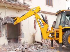 Saharanpur: खनन माफिया हाजी इकबाल की बढ़ी मुश्किलें, कोठी पर चलाया गया बुलडोजर, ये है वजह