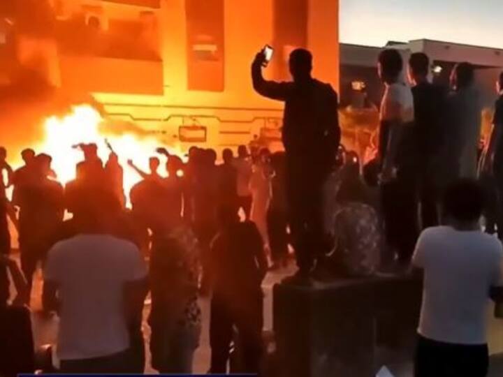 libya parliament building in tobruk set on fire by libyan protesters Libya: लीबिया में गहराया बिजली संकट, गुस्साए लोगों ने लगा डाली टोब्रुक संसद भवन में आग