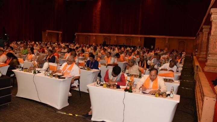 দুদিনের বৈঠক থেকে চব্বিশের মহারণের কী কৌশল তৈরি হয়, বঙ্গে বিজেপির গোষ্ঠীকোন্দলে কোনও নিয়ন্ত্রণ আসে কিনা, সবটাই নজরে রাখবে রাজনৈতিক মহল।