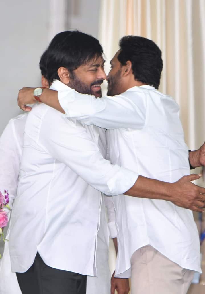 చిరంజీవిని ఆలింగనం చేసుకుంటున్న సీఎం జగన్