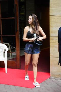 Malaika Arora Pics: वर्कआउट के बाद मीडिया के कैमरे में कैद हुईं मलाइका अरोड़ा, इस अंदाज में भी लग रही हैं बेहद कमाल