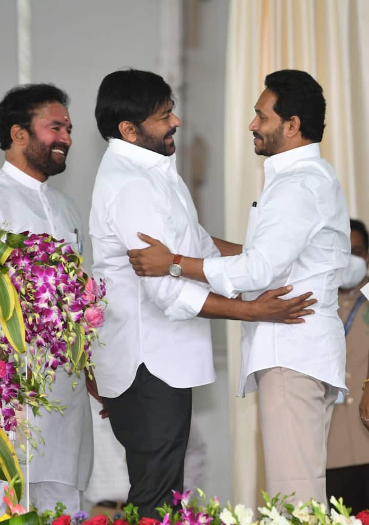 చిరంజీవిని ఆప్యాయంగా పలకరిస్తున్న సీఎం జగన్