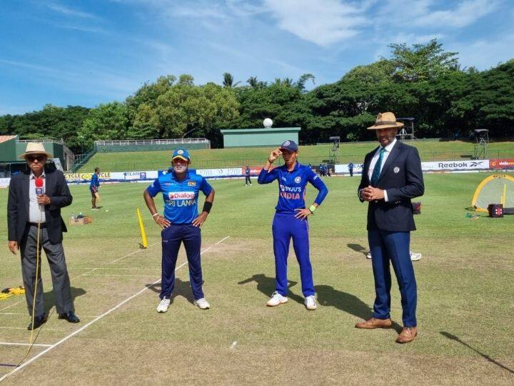 सामन्यात सर्वात आधी नाणेफेक पार पडली. भारतीय महिलांनी नाणेफेक जिंकून प्रथम गोलंदाजीचा निर्णय़ घेतला.