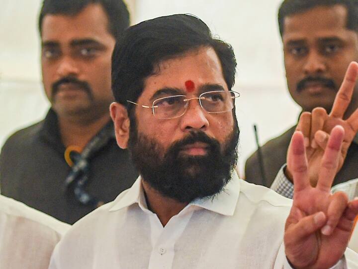 Maharashtra CM Eknath Shinde pays tribute to Balasaheb Thackeray at Shivajipark on the occasion of Guru Purnima CM Eknath Shinde : बाळासाहेबांच्या स्मृतिंना वंदन केल्यानंतर मुख्यमंत्री म्हणाले...