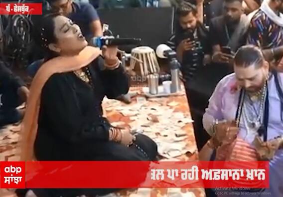 Moosewala ਦੇ ਗਮ 'ਚੋਂ ਨਹੀਂ ਨਿਕਲ ਪਾ ਰਹੀ Afsana Khan  - ਸਟੇਜ਼ 'ਤੇ ਗਾਣਾ ਗਾਉਂਦੀ ਹੋਈ ਭਾਵੁਕ