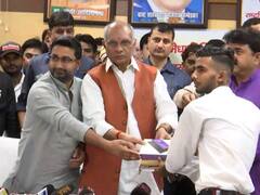 Lucknow News: मदरसों में मेधावी छात्रों को बांटे गए फोन और टेबलेट, ई-लर्निंग ऐप भी हुआ लांच