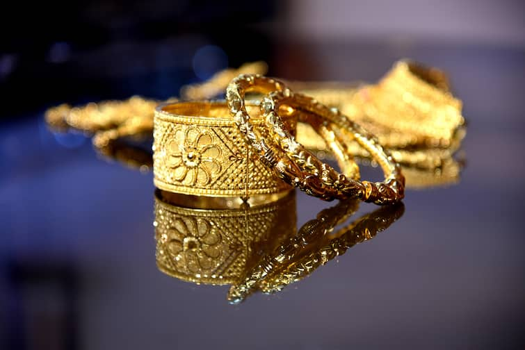 gold rate today gold and silver price in on 12 july 2022 gold and silver rate slightly down today marathi news Gold Rate Today : सोन्या-चांदीच्या दरात किंचित घसरण; वाचा 10 ग्रॅम सोन्याचे दर