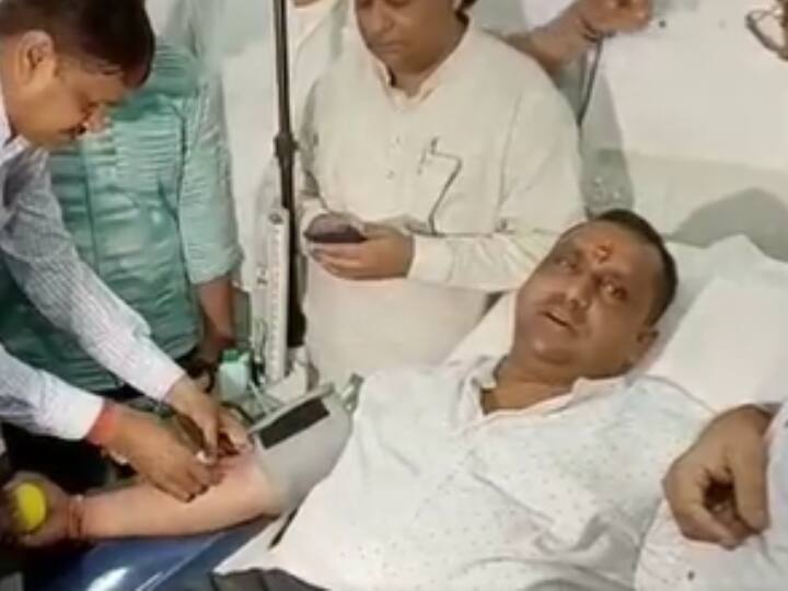 Jamshedpur Jharkhand Health Minister Banna Gupta donated blood in a government hospital Jamshedpur News: मरीज के लिए नहीं मिल रहा था जरूरी ब्लड ग्रुप का खून, अस्पताल का उद्घाटन करने पहुंचे स्वास्थ्य मंत्री ने किया डोनेट