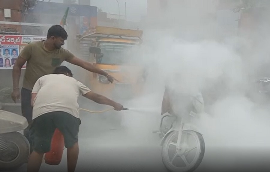 Khammam Bike Fire Accident: పెట్రోల్ కొట్టించగానే బైక్ నుంచి మంటలు - అలర్ట్ అయిన యువకులు ఏం చేశారంటే !