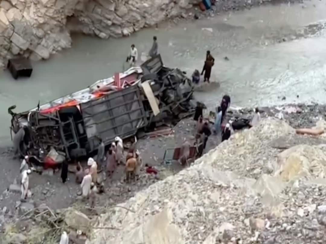 Pakistan: At least 19 killed as bus falls into ravine in southwest Pakistan: లోయలో పడిన బస్సు- 19 మంది మృతి!