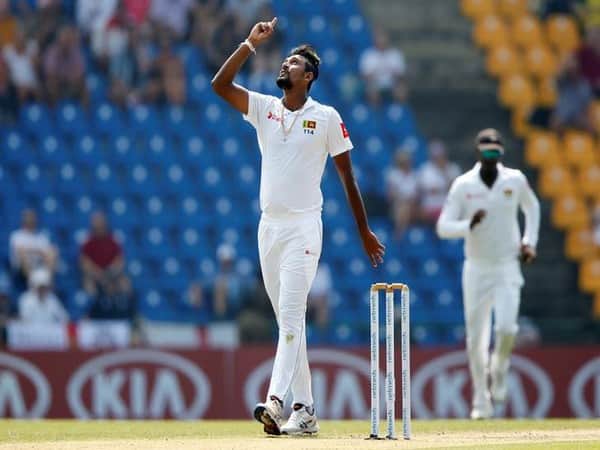 শ্রীলঙ্কার প্রাক্তন পেসার সুরঙ্গা লাকমল ২০১৪-১৫ মরসুমে কিউয়িদের বিরুদ্ধে এক টেস্টে ১ ওভারে ২৬ রান খরচ করে তালিকায় নবম স্থানে। ব্যাটার ছিলেন ব্রেন্ডন ম্যাকালাম।