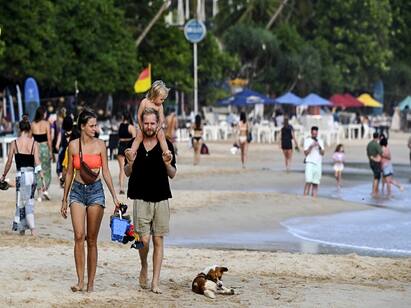 Sri Lankan tourists faces difficulties due to Internal issue Srilankan Crisis : இலங்கையில் சிரமங்களை எதிர்கொள்ளும் சுற்றுலா பயணிகள்.. ஒரு தொகுப்பு..