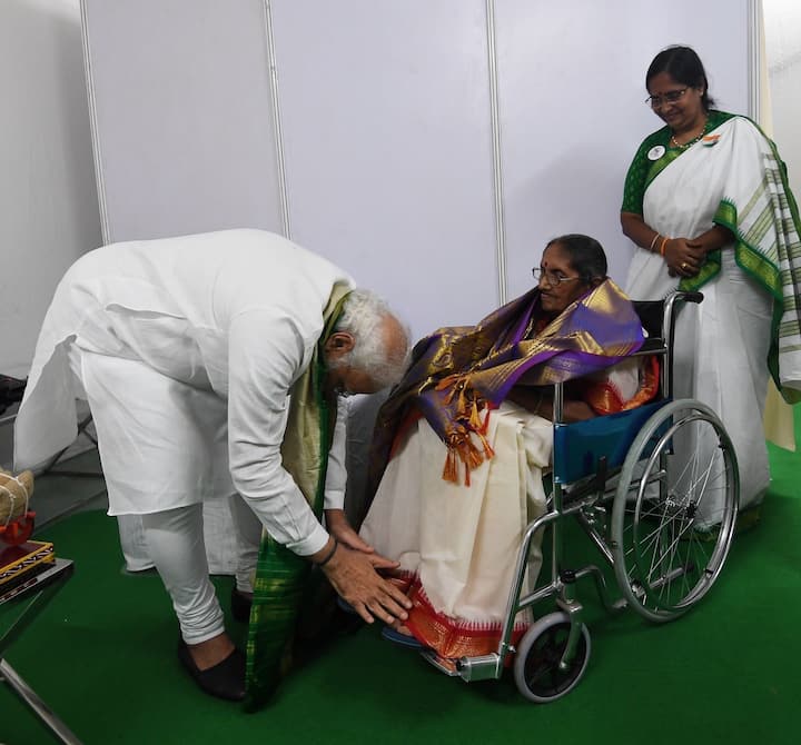 స్వతంత్ర పోరాట యోధుడు పసల కృష్ణమూర్తి కుమార్తెకు పాదాభివందనం చేసిన ప్రధాని మోదీ
