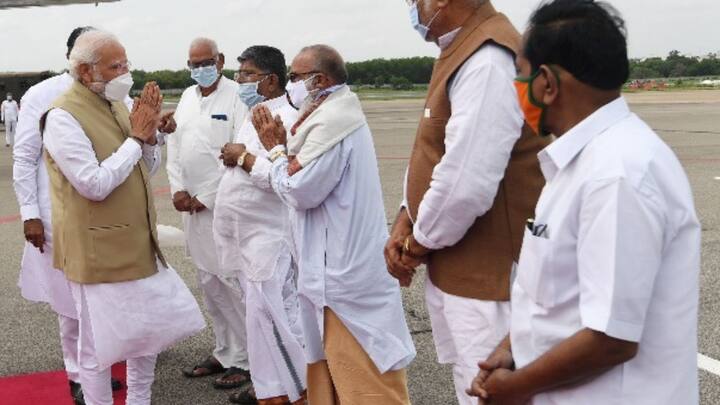 এ বিষয়ে একুশের ভোটের পর থেকে সরব বঙ্গ বিজেপি। এক কথা শোনা যায় কেন্দ্রীয় স্বরাষ্ট্রমন্ত্রী অমিত শাহর মুখেও। এবার দলের জাতীয় কর্মসমিতির সমাপ্তি ভাষণেও অভিযোগ প্রধানমন্ত্রীর।