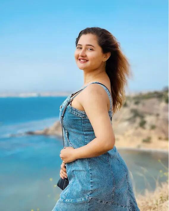 આ ગુલાબી સાડીમાં રશ્મિ દેસાઈનો લુક ખૂબ જ હોટ અને આકર્ષક લાગી રહ્યો છે. આટલું જ નહીં, રશ્મિની સ્માઈલ તસવીરોમાં પ્રાણ પૂરે છે.