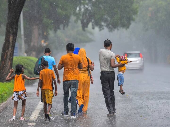 South Gujarat and Saurashtra people faced Heavy rain flood like situation in many places NDRF team leaves Gujarat Weather News: गुजरात के कुछ इलाकों में हुई भारी बारिश, इन जगहों पर बाढ़ जैसे हालात, NDRF की टीम रवाना