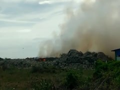 தஞ்சையில் குப்பைக்கிடங்கில் பயங்கர தீ விபத்து - குடிசை வீடுகளும் எரிந்து நாசமடைந்தது