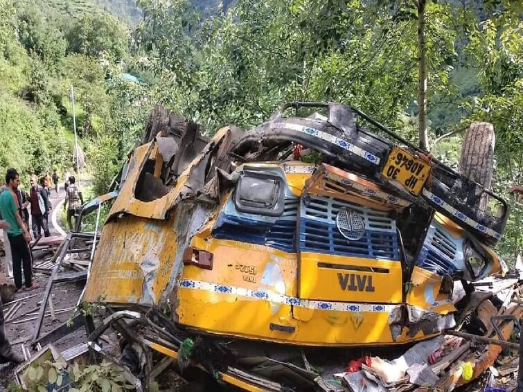 Kullu Bus Accident 16 people killed including school children in himachal pradesh Marathi News Kullu Bus Accident : 200 मीटर खोल दरीत कोसळली बस; शाळकरी मुलांसह 16 जणांचा मृत्यू, बचावकार्य सुरु