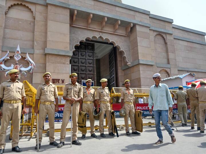 Gyanvapi Masjid Case hearing on demand for regular worship of shringar gauri today Marathi News ज्ञानवापी प्रकरणी आज वाराणसी जिल्हा न्यायालयात सुनावणी; शृंगार गौरीच्या पूजेच्या मागणीची याचिका