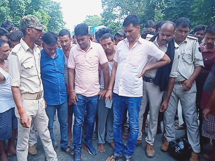 Samastipur News: Newspaper representative dies in road accident in samastipur on monday Road Accident: दो बाइक की सीधी टक्कर में युवक की हुई मौत, घटना के बाद करीब एक घंटे तक सड़क पर पड़ा रहा शव