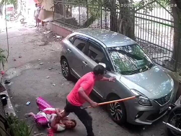 Video Delhi Man Annoyed With Barking Hits Dog And Neighbours Video : 