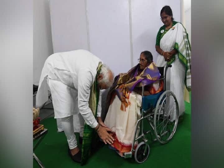 PM Touches Feet Of Freedom Fighter's Daughter, Seeks Blessing சுதந்திர போராட்ட வீரரின் மகளின் காலை தொட்டு வணங்கிய பிரதமர் மோடி...