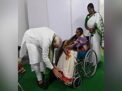 PM Touches Feet Of Freedom Fighters Daughter, Seeks Blessing சுதந்திர போராட்ட வீரரின் மகளின் காலை தொட்டு வணங்கிய பிரதமர் மோடி...