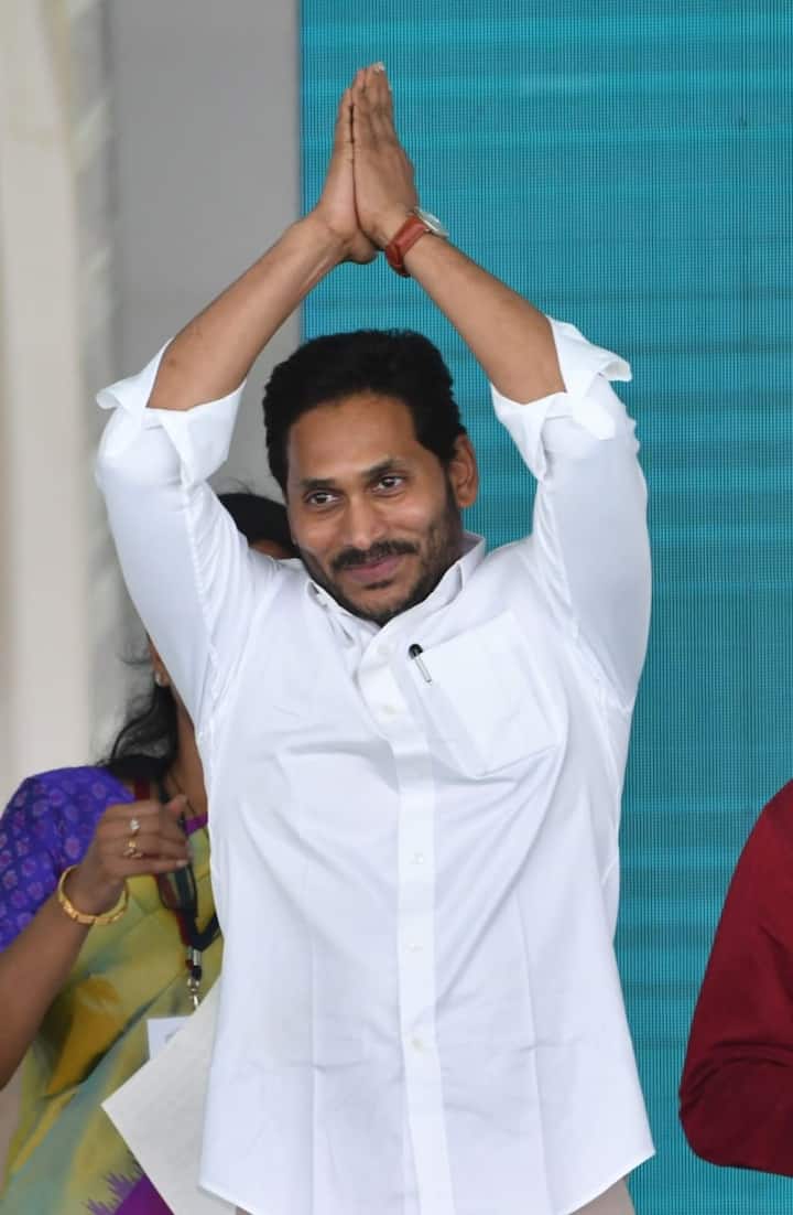 భీమవరం సభలో ప్రజలకు అభివాదం చేస్తున్న సీఎం జగన్