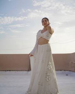 In Pics:  व्हाइट लहंगे में अप्सरा सी खूबसूरत लगीं पंजाबी एक्ट्रेस Parul Gulati, तस्वीरें हुई वायरल