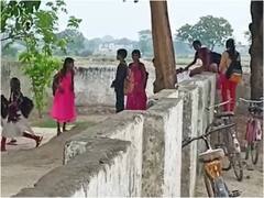 Ballia News: स्कूल के मेन गेट में ताला लटका मिला ताला तो बाउंड्री वॉल फांदकर पढ़ने आए बच्चे, वीडियो वायरल