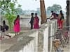 Ballia News: स्कूल के मेन गेट में ताला लटका मिला ताला तो बाउंड्री वॉल फांदकर पढ़ने आए बच्चे, वीडियो वायरल