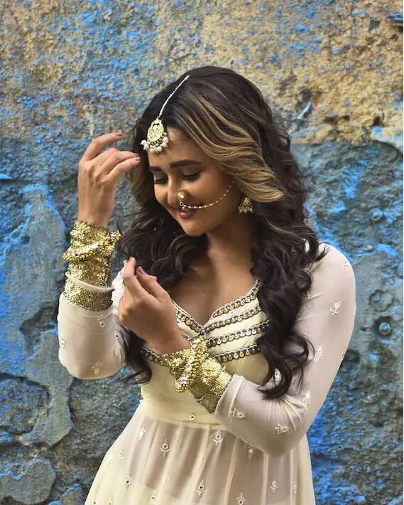 ટીવી સિરિયલ 'ઉતરન'થી ચાહકોના દિલ પર પોતાની છાપ છોડનાર રશ્મિ દેસાઈ હાલમાં પ્રખ્યાત ટીવી કલાકારોમાંની એક છે.