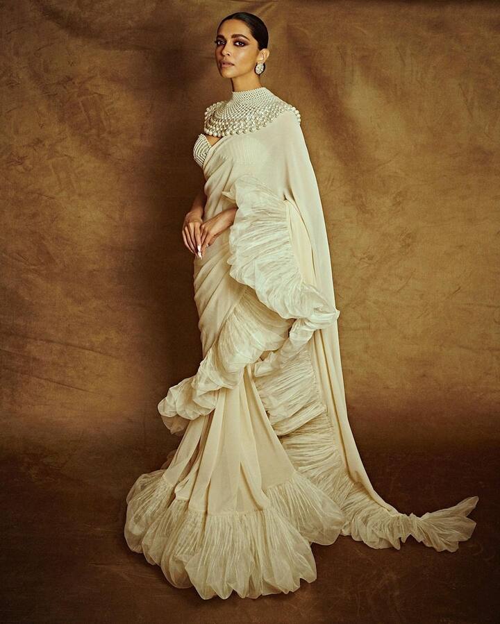 दीपिका पादुकोण (Deepika Padukone) की जबरदस्त फैन फॉलोइंग है. देश ही नहीं विदेशों में भी एक्ट्रेस के चाहने वाले मौजूद हैं. इंस्टाग्राम पर दीपिका के 67.7 मिलियन फॉलोअर्स हैं.