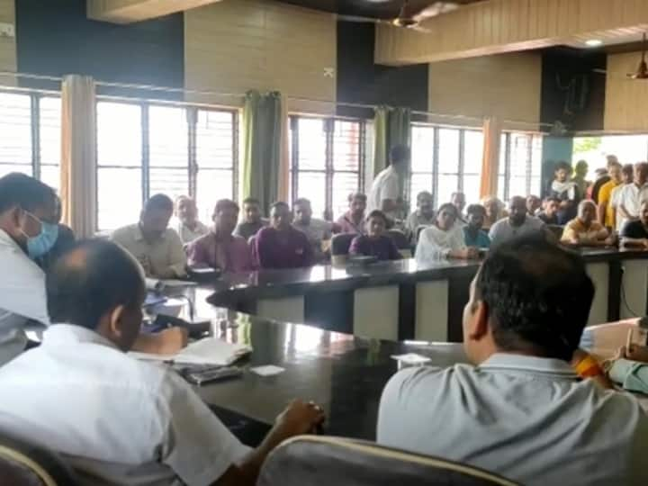 Champawat news DM organized a meeting and listened to the problems of the people ANN Champawat News: चंपावत में डीएम ने सुनी लोगों की समस्याएं, अधिकारियों को दिए ये निर्देश