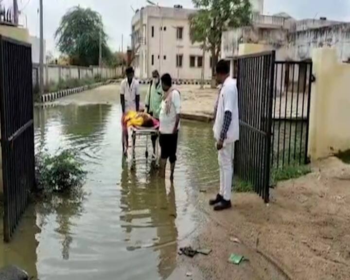 ભીલડી chc સેન્ટરની બહાર અને અંદર ગંદુ પાણી અને વરસાદી પાણી ભરાતા 108 ફસાઈ હતી. ભારે જહેમત બાદ 108ને બહાર નીકાળવામાં આવી હતી.