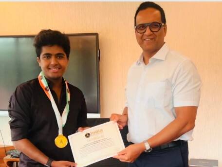 Abhishek Asore straight line picture in 'India Book of Records' Abhishek Asore Pune: रिक्षाचालकाच्या पोरानं नाव काढलं! अभिषेक असोरे याच्या अनोख्या चित्राची 'इंडिया बुक ऑफ रेकॉर्ड'मध्ये नोंद