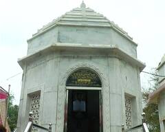 ગુજરાતમાં આ જગ્યાએ માતા-પિતાની યાદમાં બનાવાયું મંદિર, જુઓ તસવીરો