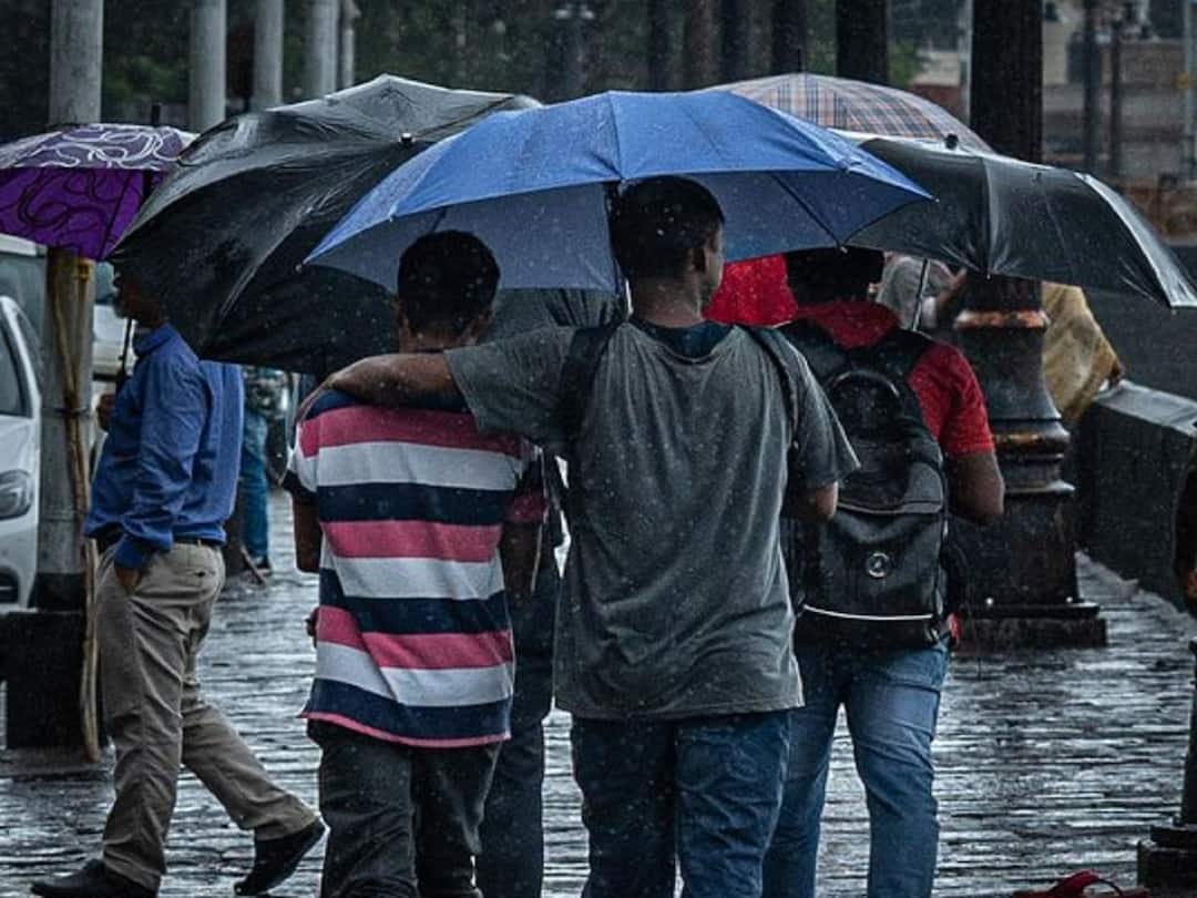 Maharashtra Mumbai Rains LIVE : मुंबईत पुढील 5 दिवसांसाठी ऑरेंज अलर्ट जारी, कुंभार्ली घाटात दरड कोसळली Mumbai Rains LIVE Updates Maharashtra Mumbai Rains Update today 5 July 2022 Konkan Heavy rains NDRF team Raigad Ratnagiri Mumbai waterlogging Maharashtra Mumbai Rains LIVE : मुंबईत पुढील 5 दिवसांसाठी ऑरेंज अलर्ट जारी, कुंभार्ली घाटात दरड कोसळली