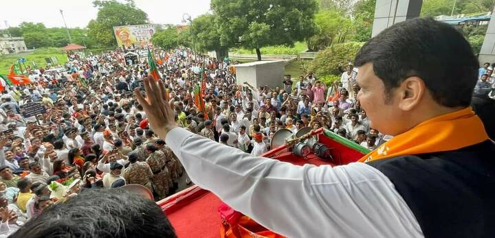 भारतीय जनता पक्षातर्फे विमानतळावर त्यांचे जंगी स्वागत करण्यात आले. देवेंद्र फडणवीस यांच्या स्वागतासाठी रथ तयार करण्यात आला होता.