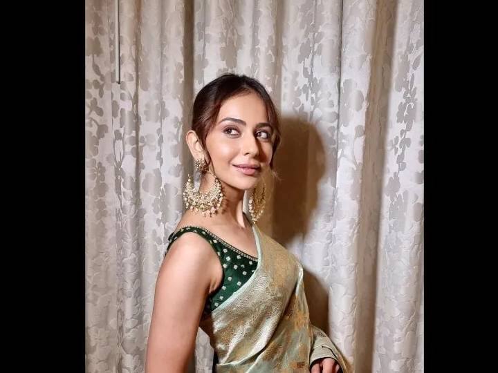 रकुलचे चाहते फक्त साऊथ इंडस्ट्रीतच उरले नाहीत तर हिंदी प्रेक्षकांमध्येही तिची बरीच चर्चा आहे. त्याने नेहमीच आपल्या अभिनयानेच नव्हे तर आपल्या स्टायलिश शैलीनेही लोकांचे लक्ष वेधून घेतले आहे.(photo:rakulpreet/ig)