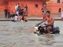 Ayodhya News: राम की पैड़ी में युवक के बाइक स्टंट का वीडियो वायरल, पुलिस ने काटा आठ हजार रुपये का चालान