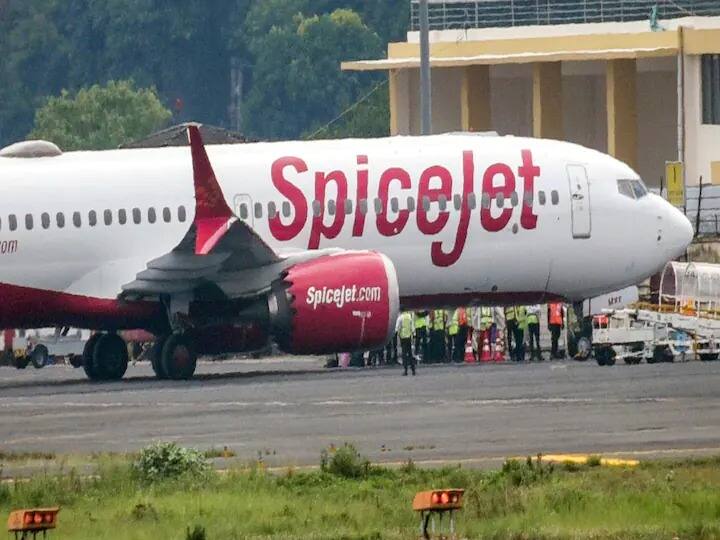 SpiceJet SG-11 Delhi to Dubai makes emergency landing Karachi Pakistan after technical fault SpiceJet: तांत्रिक बिघाडामुळे भारतीय विमानाचं कराचीमध्ये इमर्जन्सी लॅन्डिंग, सर्व प्रवासी सुखरुप