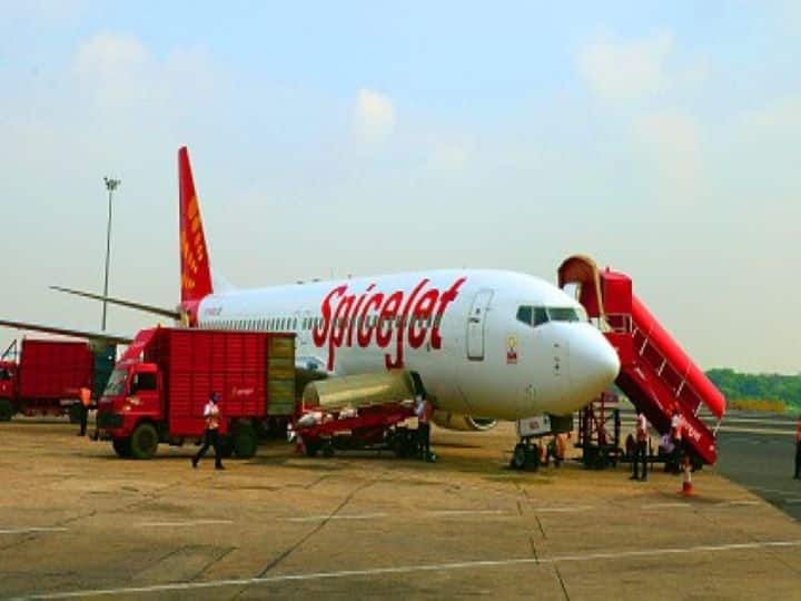 SpiceJet Flight going to Bangkok made emergency landing at the Kolkata airport SpiceJet Flight: बैंकॉक जा रहे स्पाइसजेट विमान के इंजन का ब्लेड टूटा, कोलकाता एयरपोर्ट पर हुई इमरजेंसी लैंडिंग