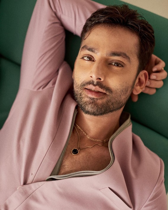 आंखों में काजल...कानों में बाली, Himansh Kohli का ये लुक देख लोग बोले 'भाई बिंदी और...'