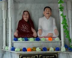 ગુજરાતમાં આ જગ્યાએ માતા-પિતાની યાદમાં બનાવાયું મંદિર, જુઓ તસવીરો