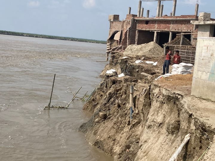 Bhagalpur Flood: Water level of Kosi river above danger mark in Naugachhia ann Bhagalpur Flood: नवगछिया के जहांगीरपुरी बैसी गांव में कोसी ने मचाया कोहराम, नदी के कटाव में कई घर व सैकड़ों टन मिट्टी बहा