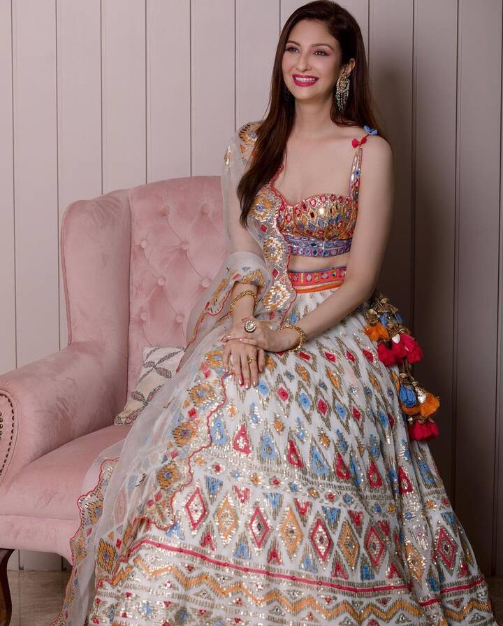 मल्टीकलर लहंगे में सौम्या टंडन लग तो अप्सरा सी खूबसूरत रही हैं, लेकिन उनकी स्माइल ने लुक में चार चांद लगा दिया है.