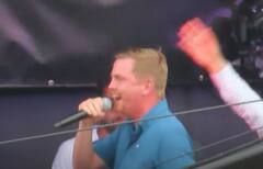 ਕੈਨੇਡੀਅਨ ਗੋਰੇ ਨੇ ਕੈਨੇਡਾ ਡੇਅ ਮੇਲੇ `ਚ ਗਾਇਆ ਮੂਸੇਵਾਲਾ ਦਾ ਗਾਣਾ, ਪੱਟ `ਤੇ ਮਾਰੀ ਥਾਪੀ, VIDEO VIRAL